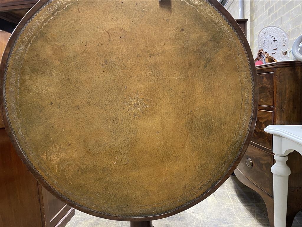 A George III mahogany tilt top circular tea table, 73cm diameter, height 68cm